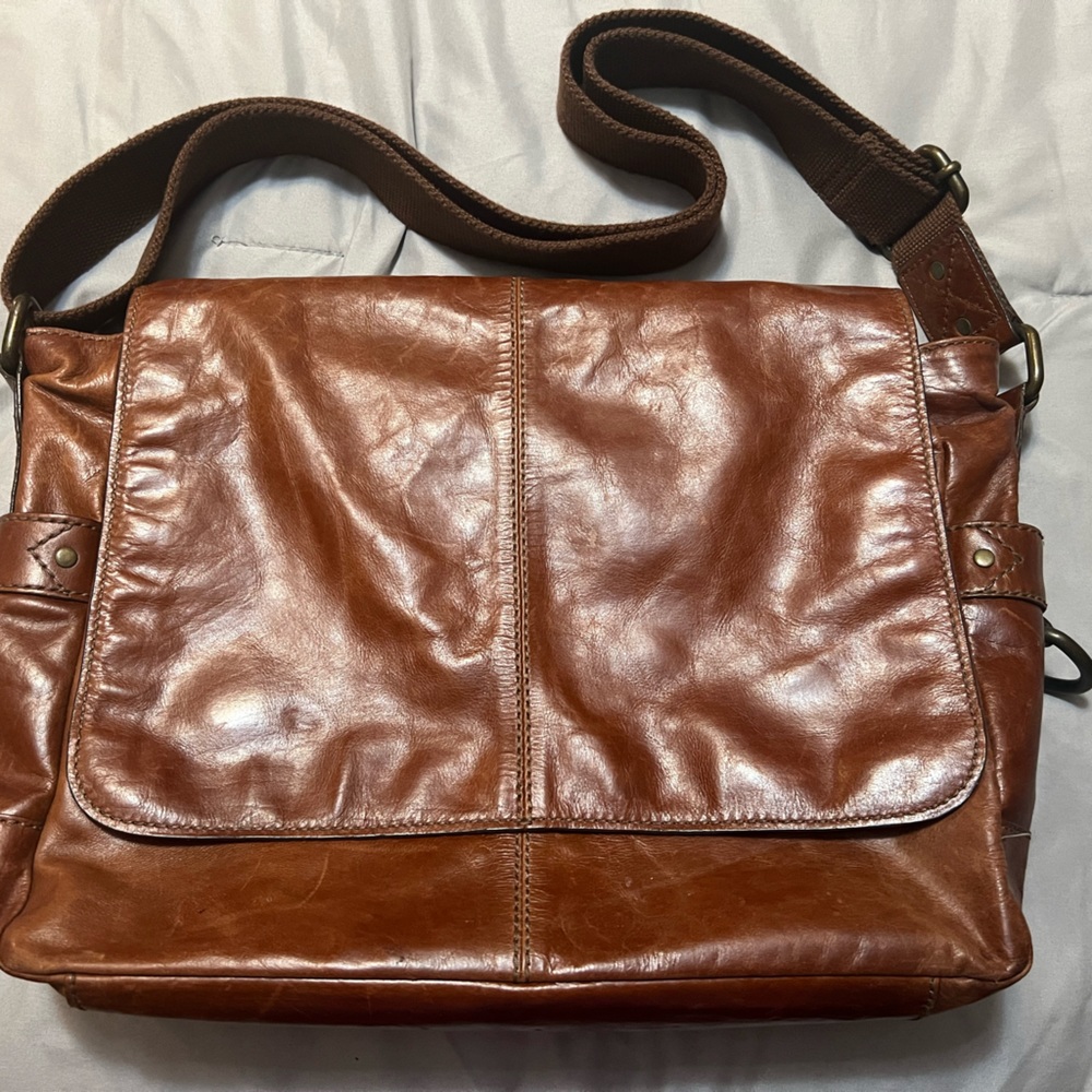 Vintage Fossil brand genuine leather messenger bag